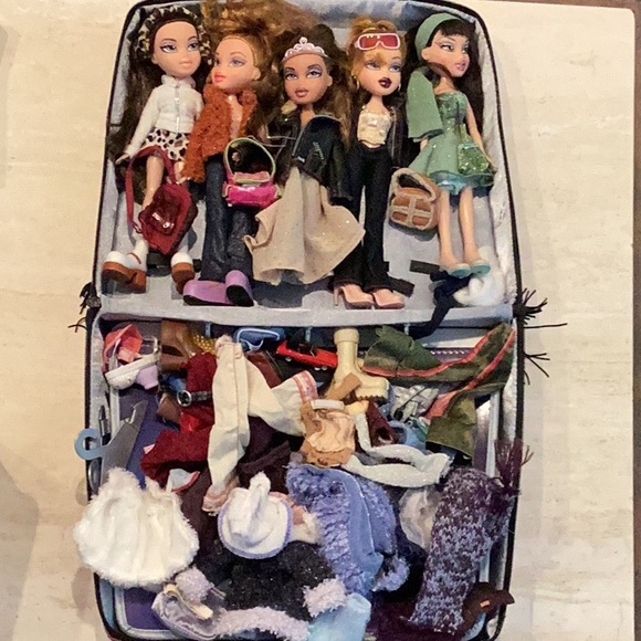 Bratz Dolls & Case & Clothes Lot Of 5 Doll Vintage Collectibles Collection Set - Picture 2 of 16